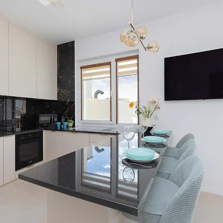 Family With Terrace 2 Bedrooms And Balcony By Renters *